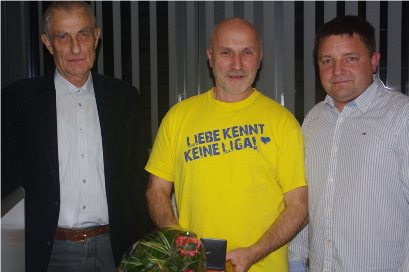 Andreas Bräutigam (Mitte), hier bei einer Auszeichnung durch Harald Moritz (li.) und Mike Seidlich (re.)