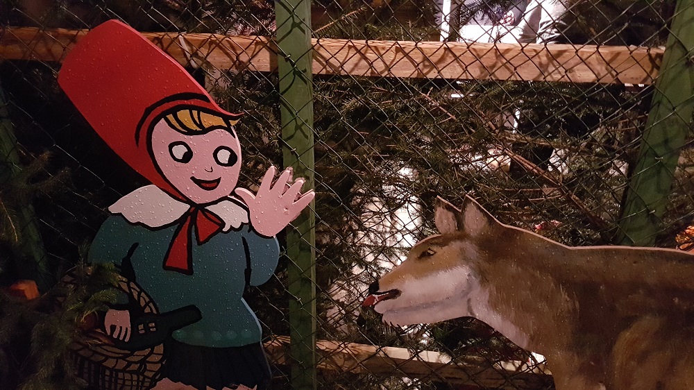 Auch am Samstag wurde fleißig gebraten... hinter den von der Schmöllner Künstlerin Luise Neubert liebevoll gestalteten Märchenfiguren (wie hier hinter Rotkäppchen und der Wolf), die überall auf dem Schmöllner Weihnachtsmarkt zu finden sind...